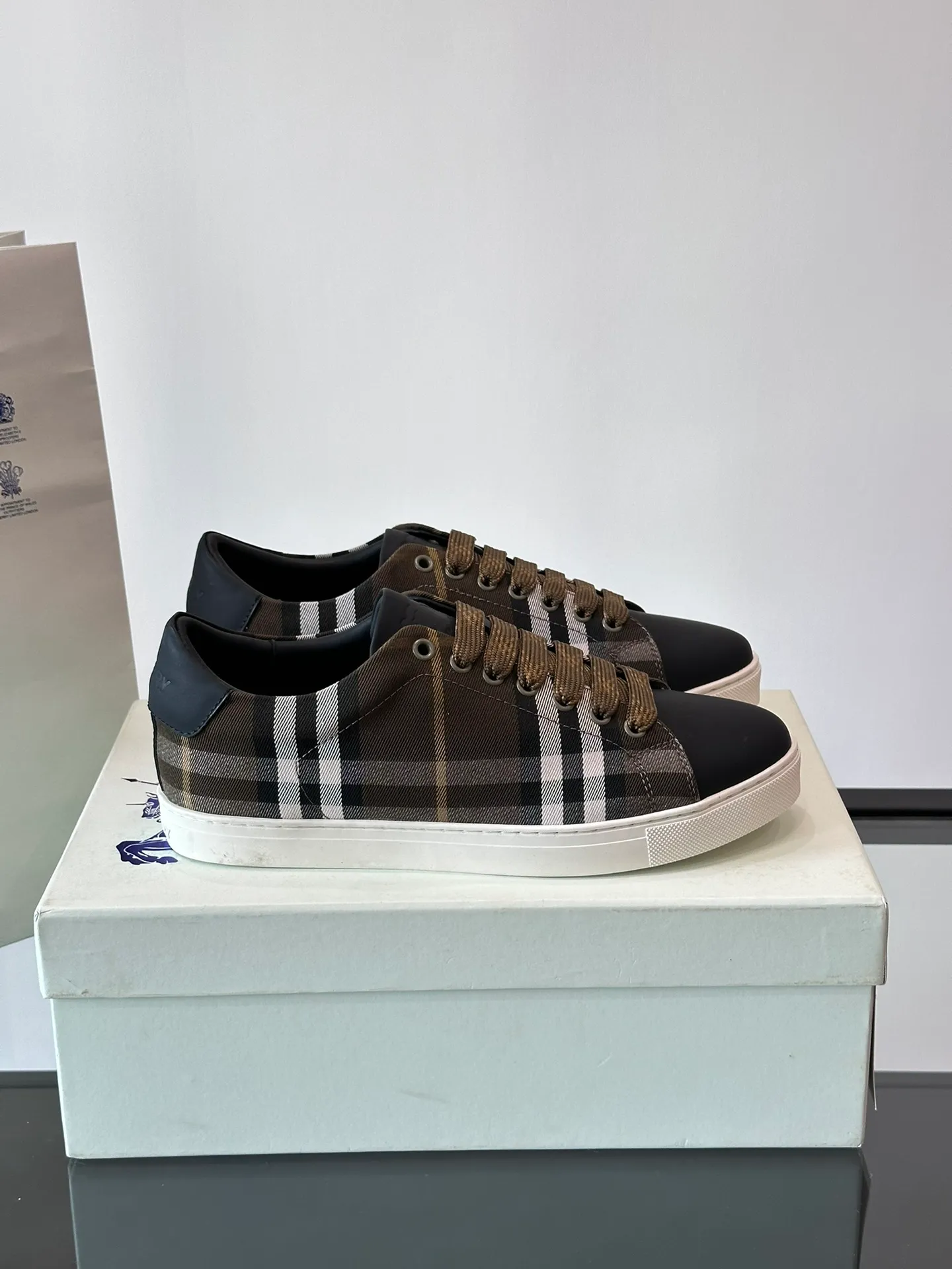 P380▫️B’s men’s classic low-top sneakers are reinterpreted in Vintage plaid cotton and cowhide materials, and decorated with a new brand logo. First-layer sheepskin lining, heel decorated with Burberry letter embossed logo, original outsole Size: 38-44 (45 customized) No. 068